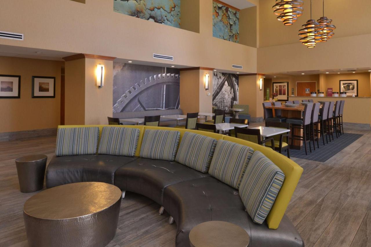 Hampton Inn & Suites Bakersfield North-Airport