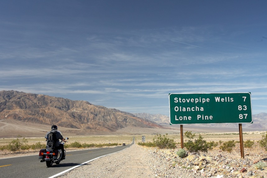 Motorrijder in Death Valley, Californië