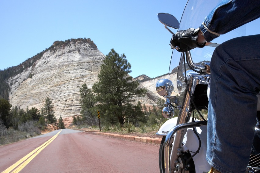 Motorrijder bij Zion National Park, Utah