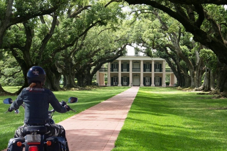 Motorrijder bij Oak Alley Plantation, Louisiana