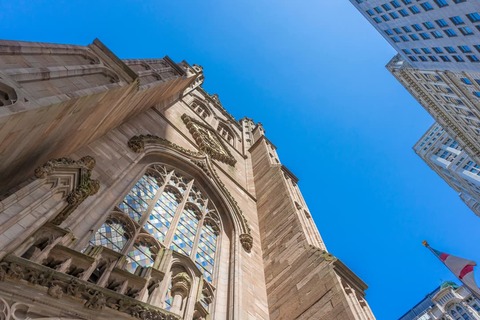 De neogotische voorgevel van Trinity Church in New York.