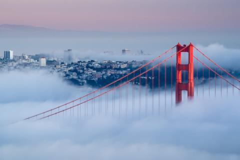 Golden Gate Bridge in de mist