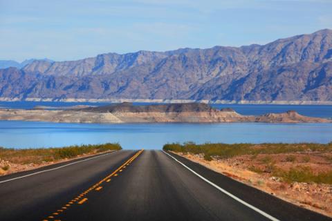 Weg langs Lake Mead