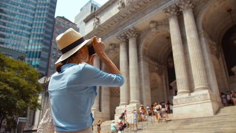 toerist die een foto maakt van Metropolitan Museum of Art