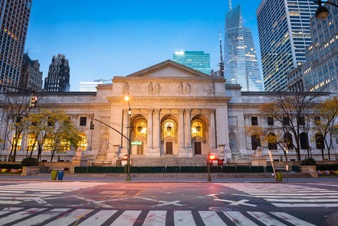 Buitenkant uitzicht New York City Public Library verlicht