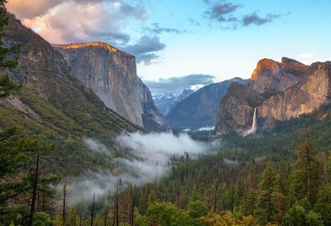 sunset at the tunnel view in yosemite national park in california in the usa