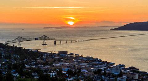 Uitzicht over Astoria, Oregon bij zonsondergang