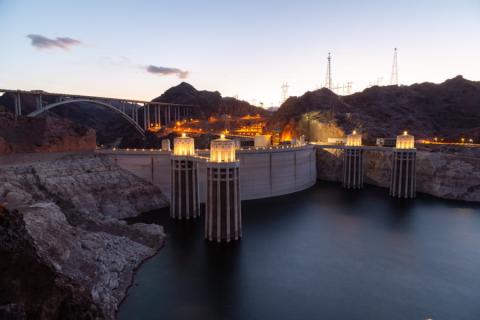 Hoover Dam bij zonsondergang