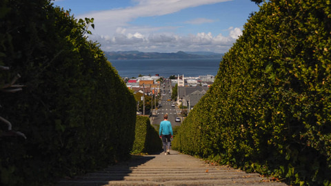 Man op trap met uitzicht over Astoria, Oregon