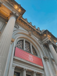 Rode banner op New York City Metropolitan Museum