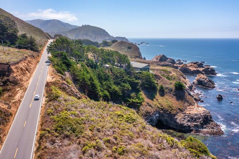 Prachtig landschap van de kust van de Stille Oceaan langs Highway 1 en Big Sur