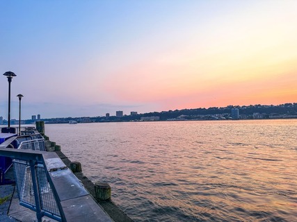 Hudson River met een spectaculaire zonsondergang in New York