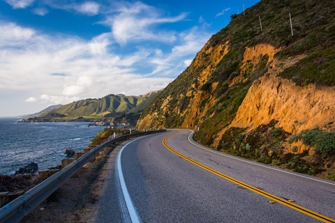 Pacific Coast Highway en uitzicht op de Stille Oceaan, in Big Sur, Californië.