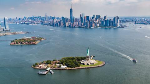 Uitzicht over Liberty Island en Ellis Island