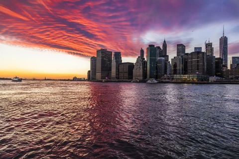 Hudson River met een spectaculaire zonsondergang in New York