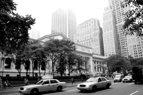 The New York Public Library zwart wit met auto´s die voorbij rijden