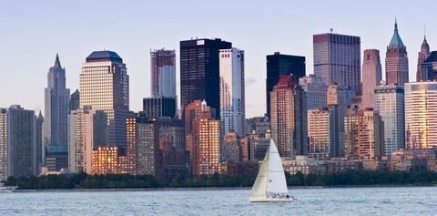 Zeilboot op de Hudson River met uitzicht op de stad