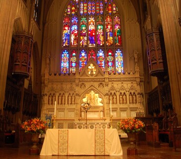 Het interieur van Trinity Church met gebrandschilderde ramen en een kerkdienst in volle gang